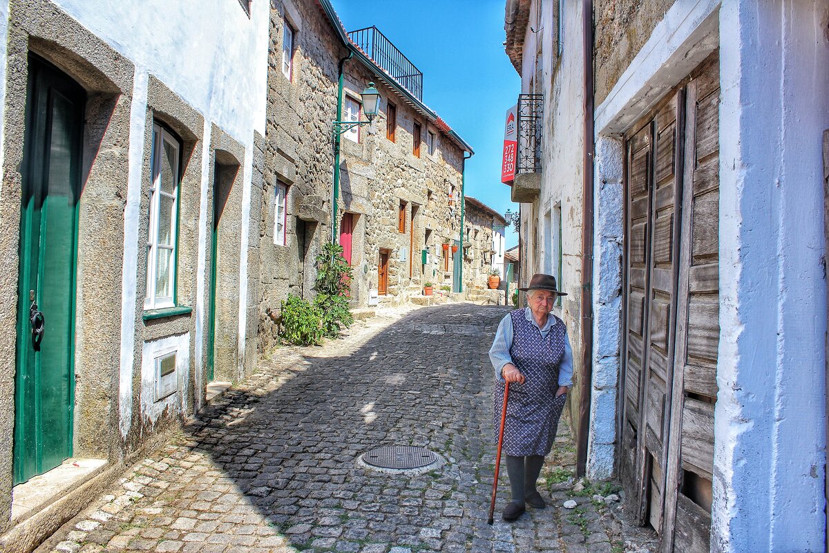 Жительница деревни Монсанто, Португалия. - Юрий 