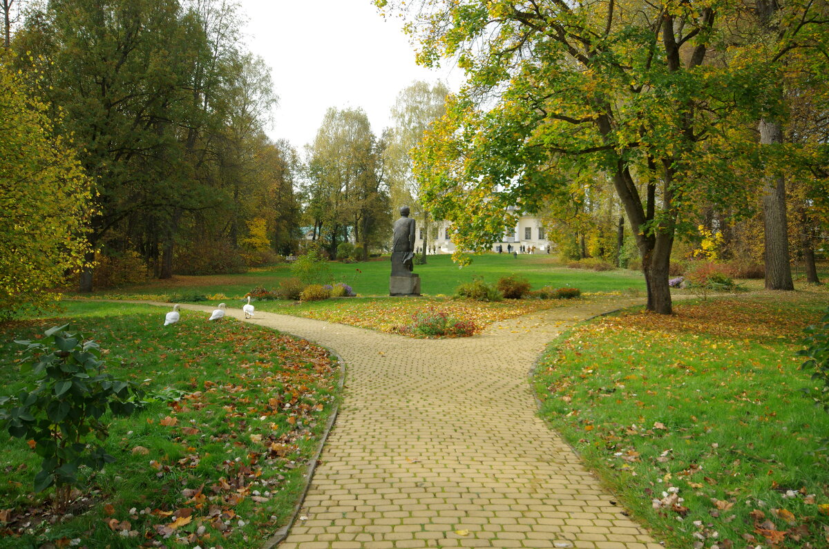 Памятник поэту Фёдору Тютчеву в родовом гнезде в Овстуге - Евгений 
