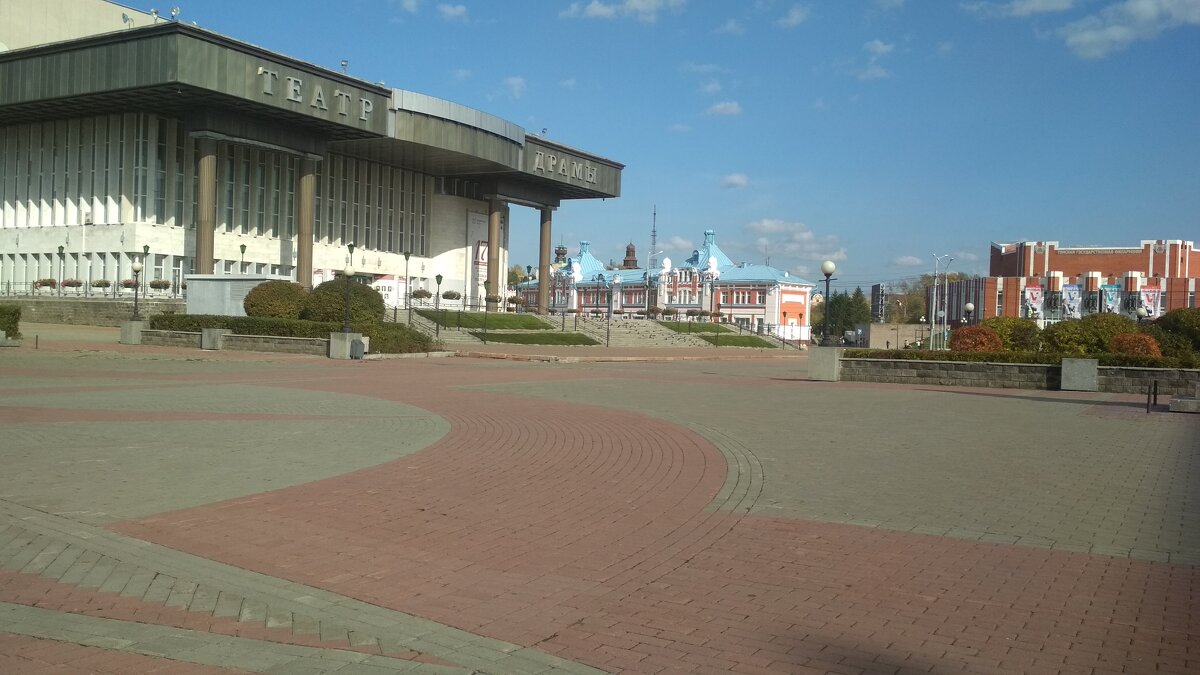 Площадь возле Драмтеатра - Георгий Светлов