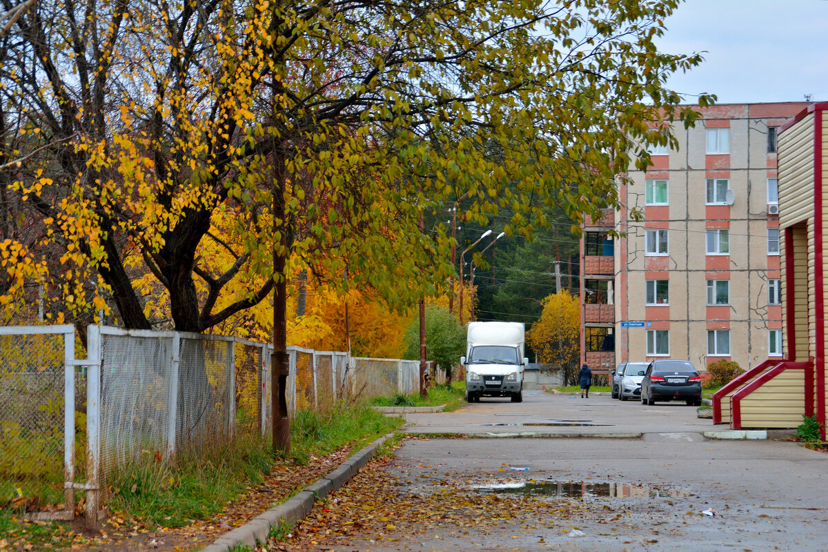 Октябрь в нашем городке. - Александр Зуев