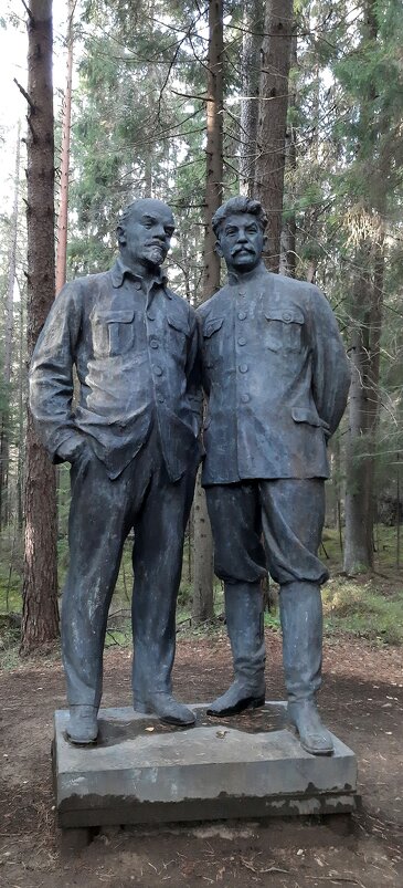 Ленин и Сталин прямо в лесу стоят. - ast62 