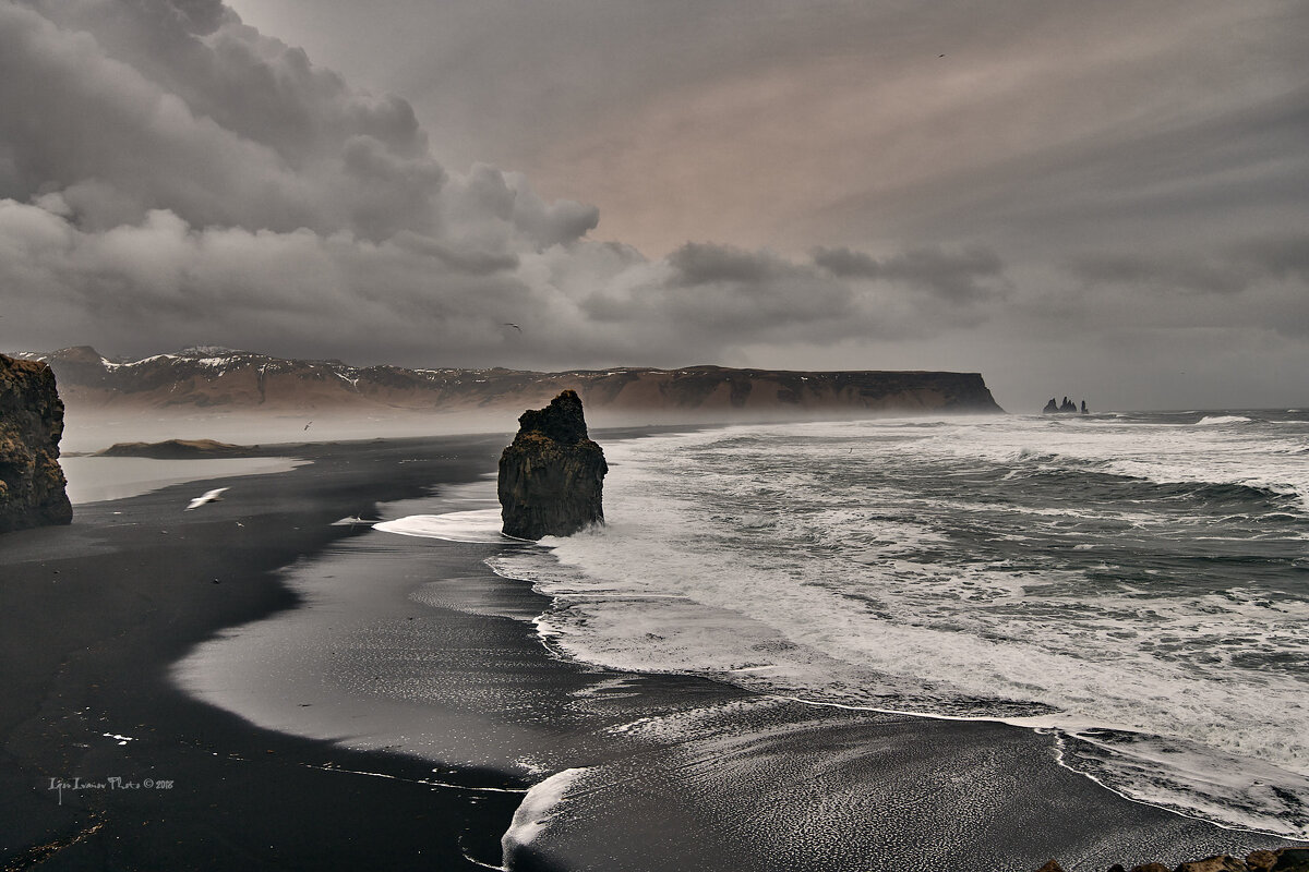 Исландия. Вид с мыса Didholaey на чёрный пляж и базальтовые столбы Reynisfjara - Игорь Иванов
