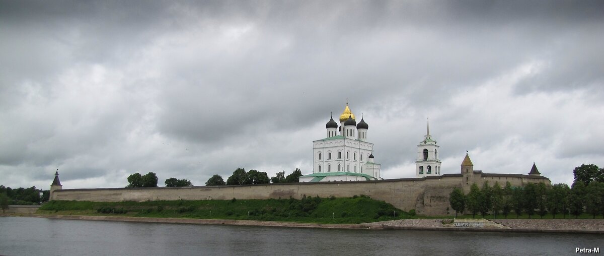 На берегу реки Великой стоял сей древний Кром - Маргарита 