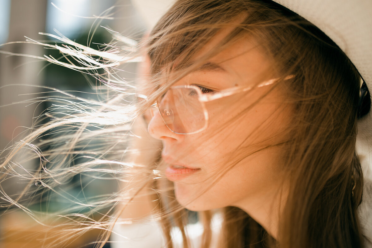 Портрет девушки в очках в солнечный день во время сильного ветра - Lenar Abdrakhmanov