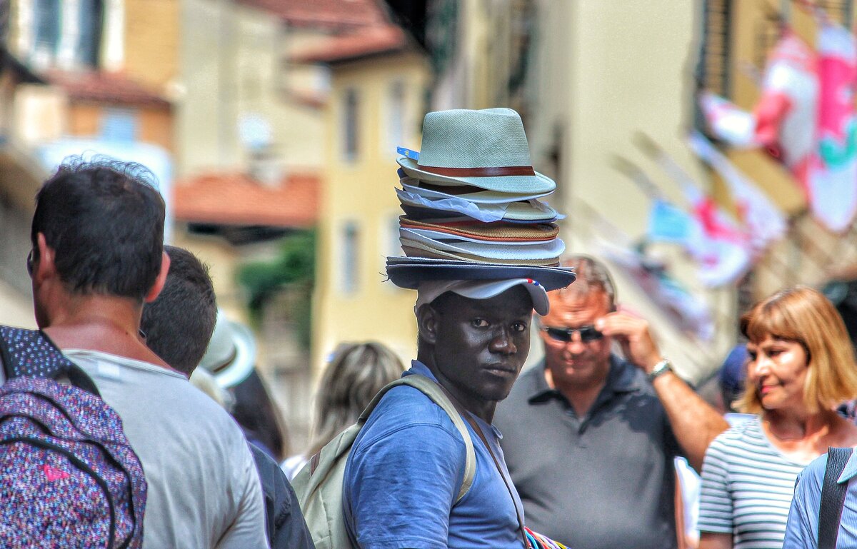 Уличный продавец шляп. - Юрий 