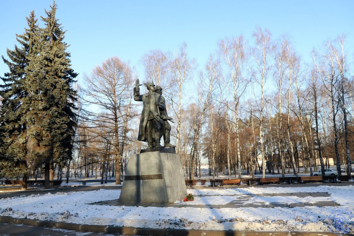 Памятник комсомольцам - Мираслава Крылова