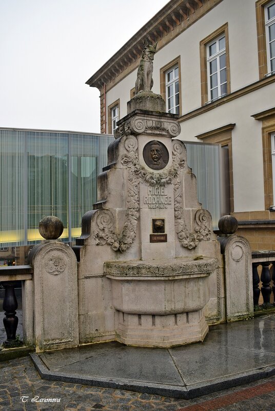 памятник-фонтан Мишелю Роданже, люксембургскому поэту 19 века.  Люксембург - Татьяна Ларионова