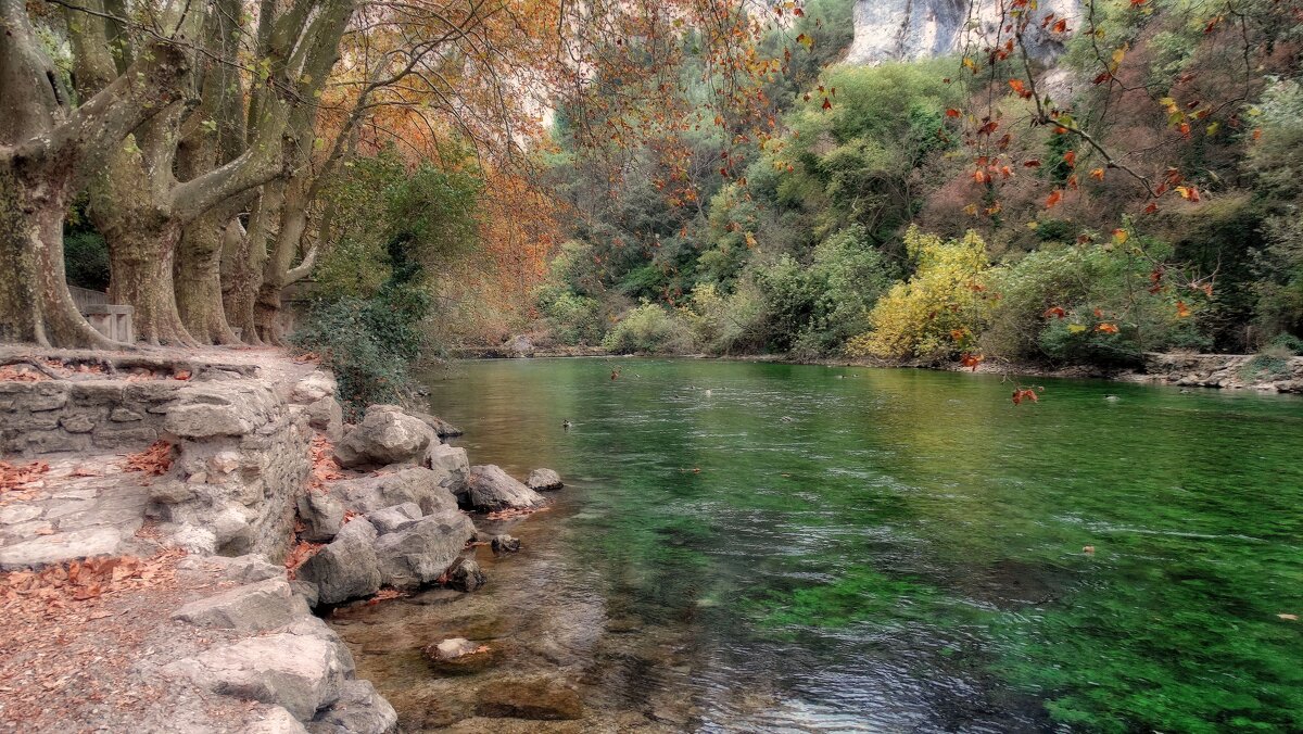Изумрудная река Сорг в Провансе. - Elena Ророva