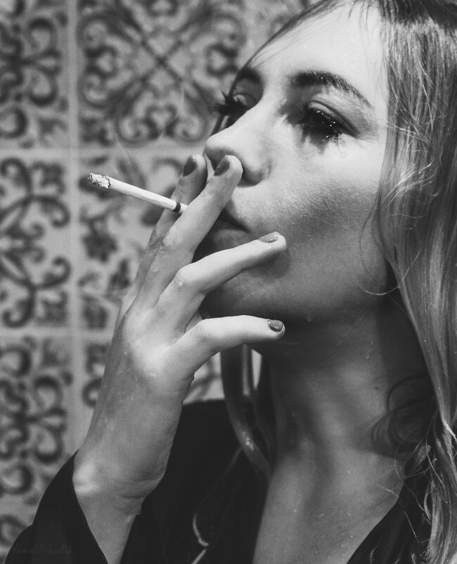девушка с сигаретой - Яна Пикулик
