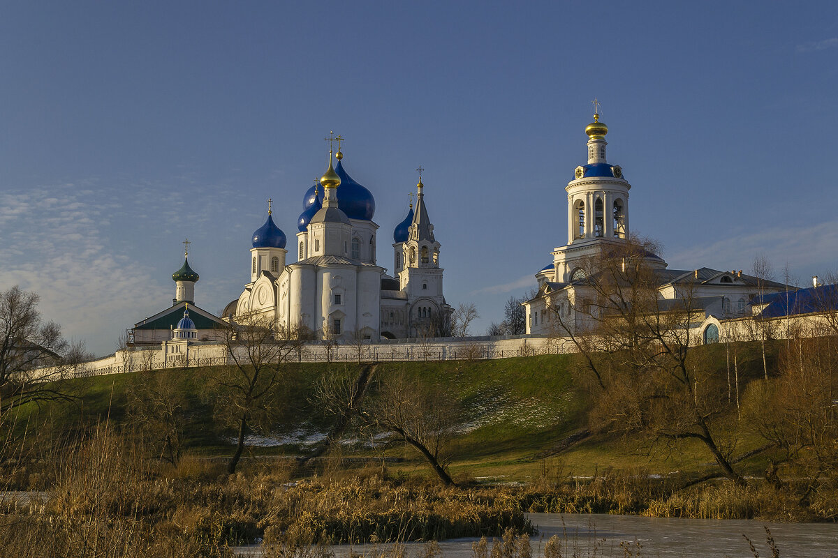 Под стенами монастыря - Сергей Цветков