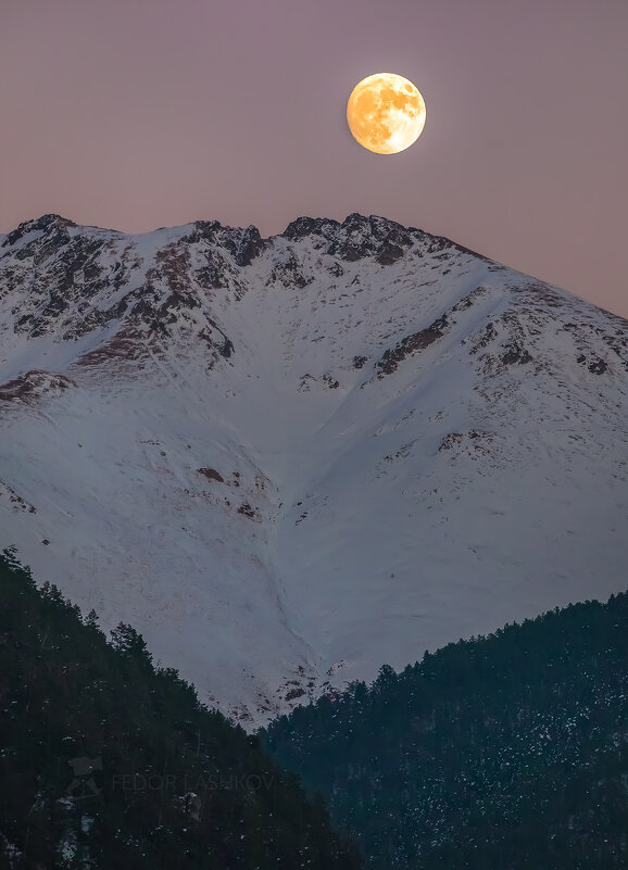 Луна над горами - Фёдор. Лашков