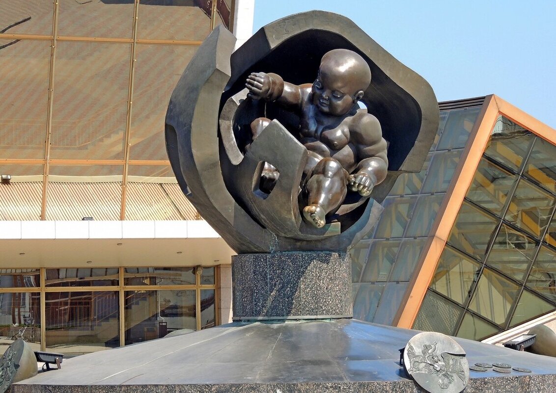 Золотое дитя — бронзовая скульптура  Эрнста Неизвестного, установленная на Морском вокзале Одессы - Юрий Тихонов