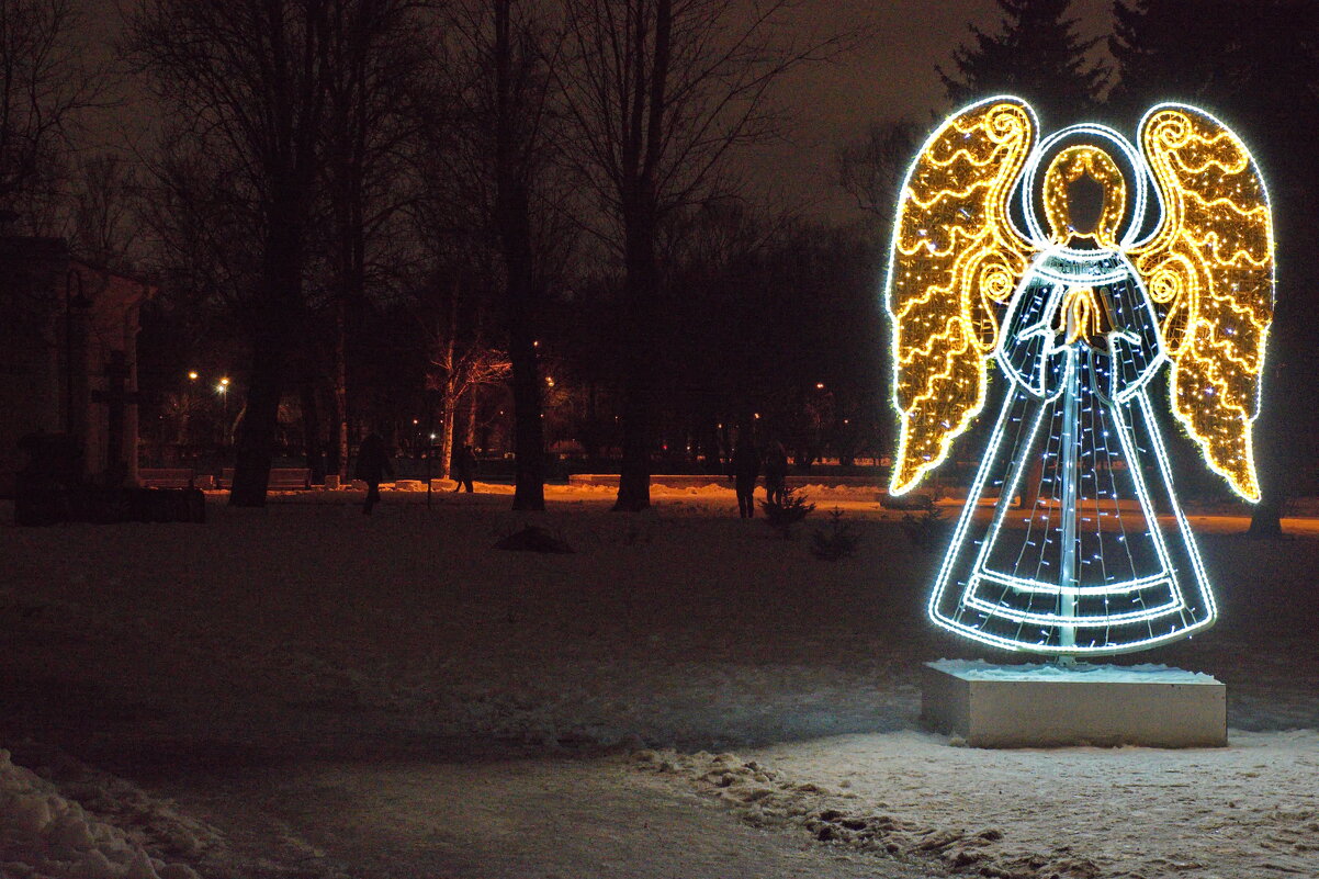 Лишь ангел с нами до конца,  и не видать его лица, но освещает наш он путь , чтоб не могли с него св - Валентина Папилова