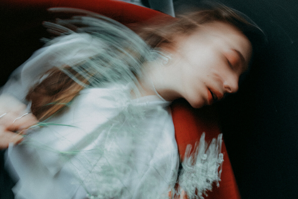 Размытый портрет девушки в белой рубашке с цветами в руках - Lenar Abdrakhmanov