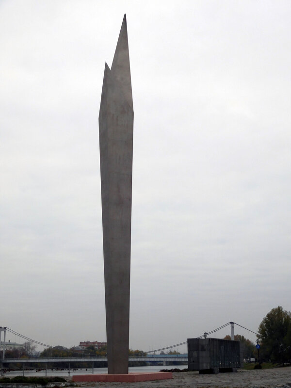 Памятник "Росток" на набережной в Пензе - Оливер Куин