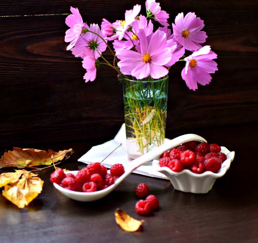 Поздняя ягода с осенними цветами - Светлана 