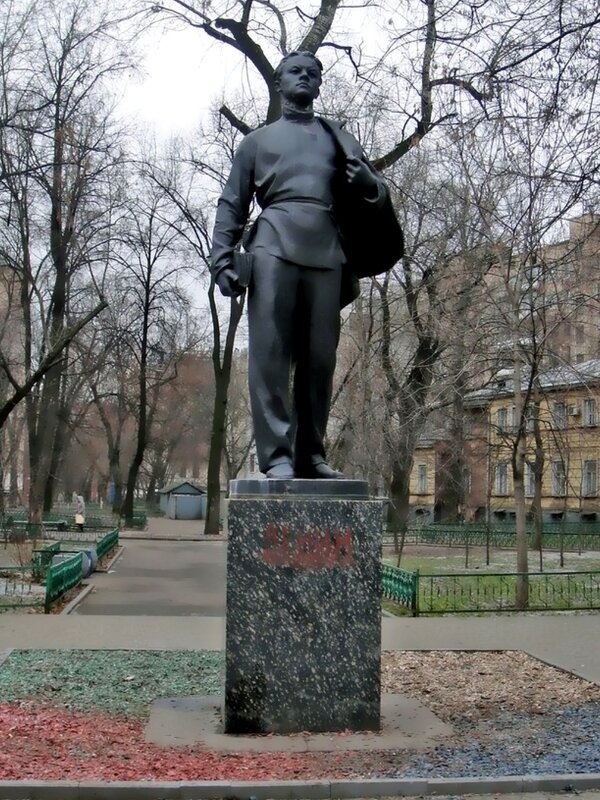 Памятник Ленину-гимназисту в Москве - Ольга Довженко