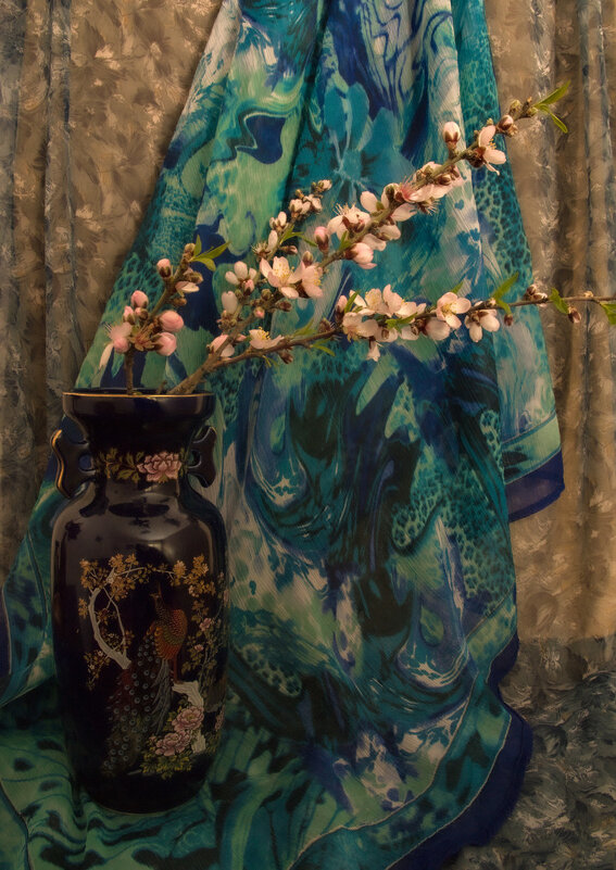Натюрморт с китайской вазой и ветками цветущего миндаля - Alla Shapochnik