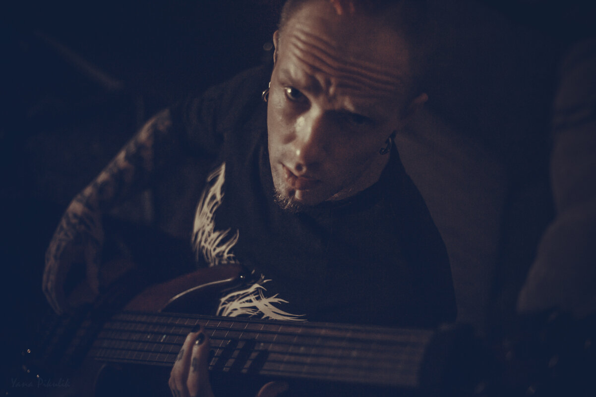 Басист - Яна Пикулик