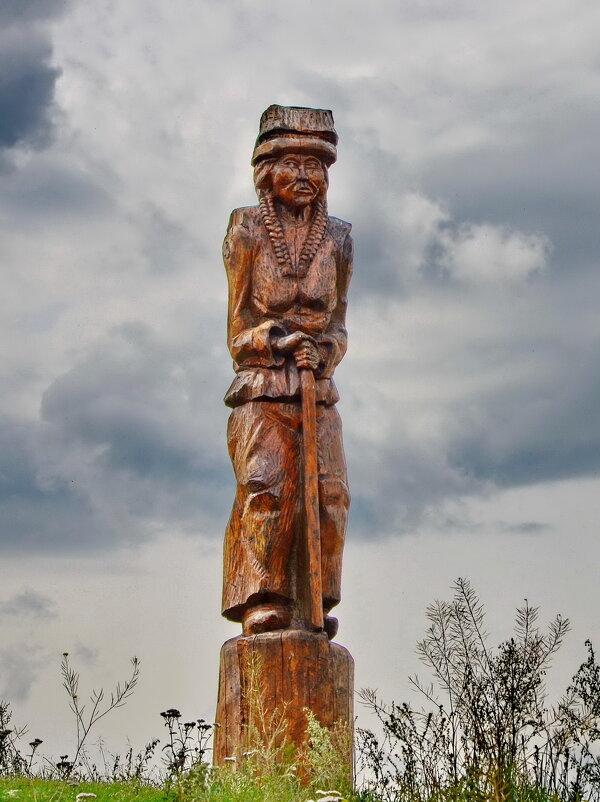 Скульптура из кедра при въезде в село Кулада - Галина 