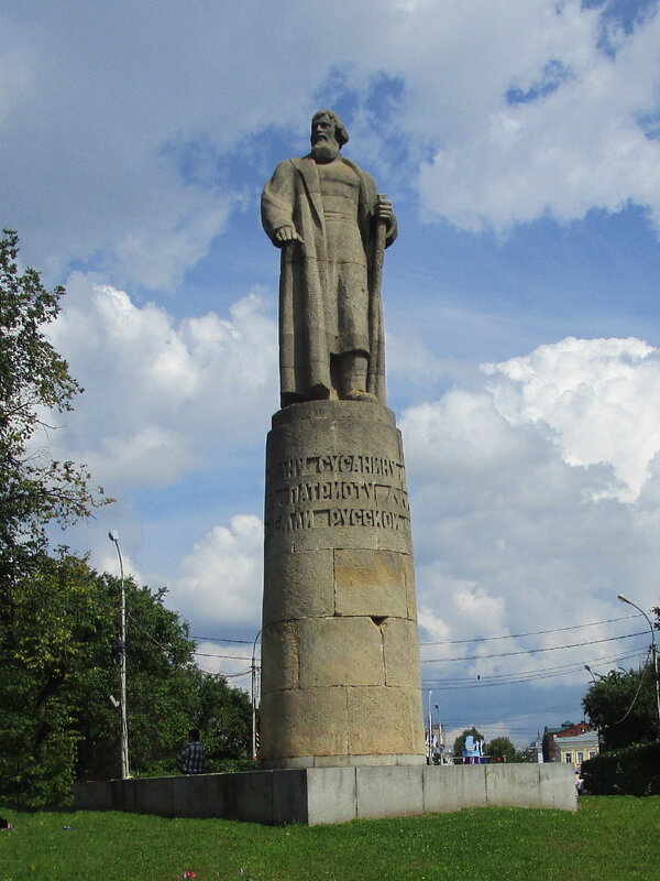 Памятник Ивану Сусанину в Костроме. - Ольга Довженко