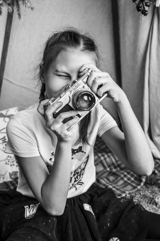 Девочка с фотоаппаратом - Наталья Егорова