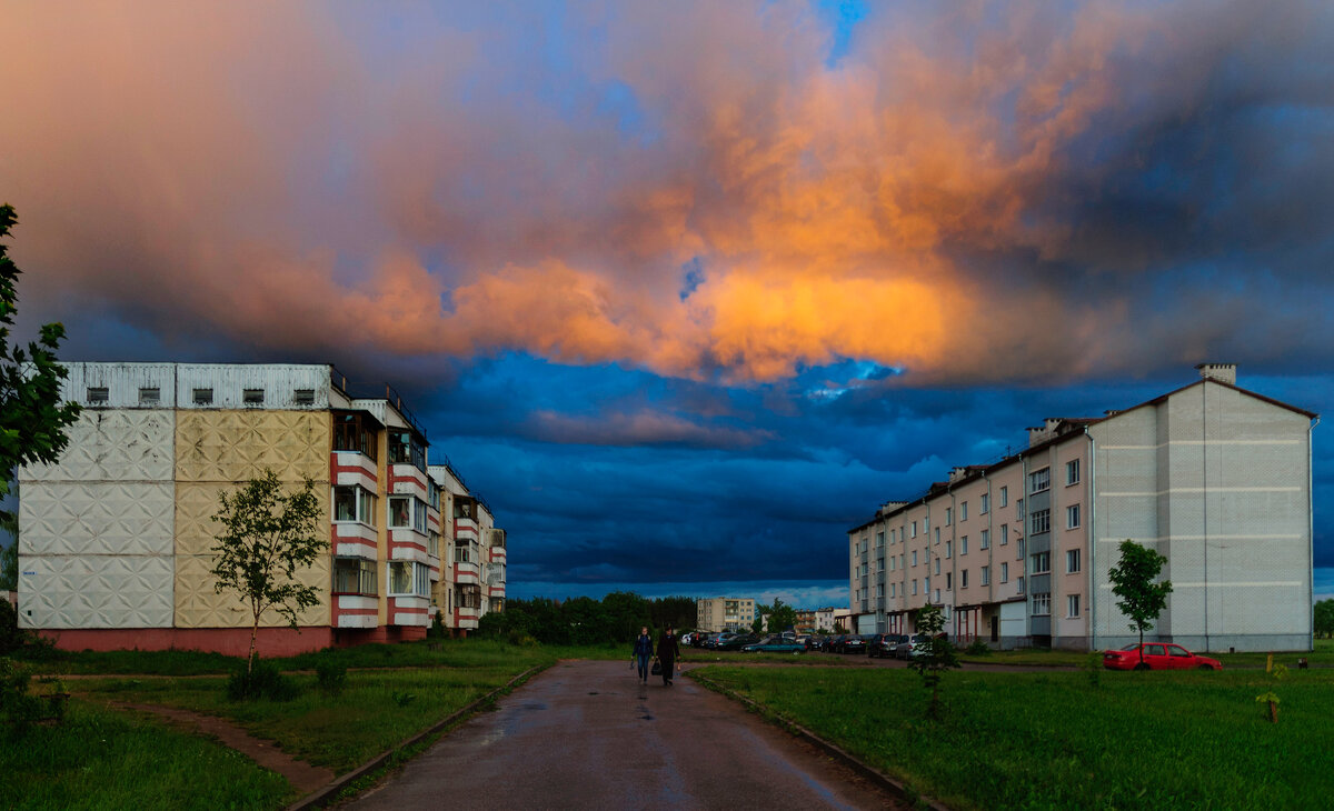 Лилово-рыжее небо после дождя - Анатолий Клепешнёв