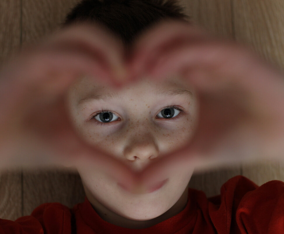 портрет мальчика с сердцем из рук - Наталья Преснякова