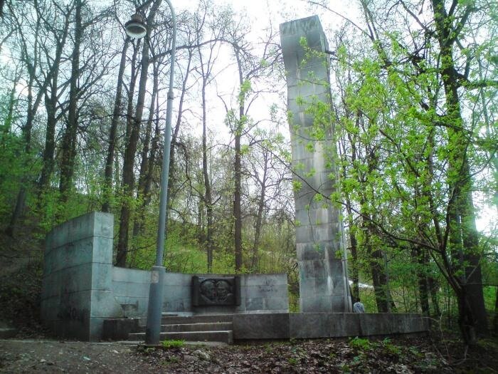 Гранитная стела на месте клятвы Герцена и Огарева на Воробьевых горах в Москве. - владимир 