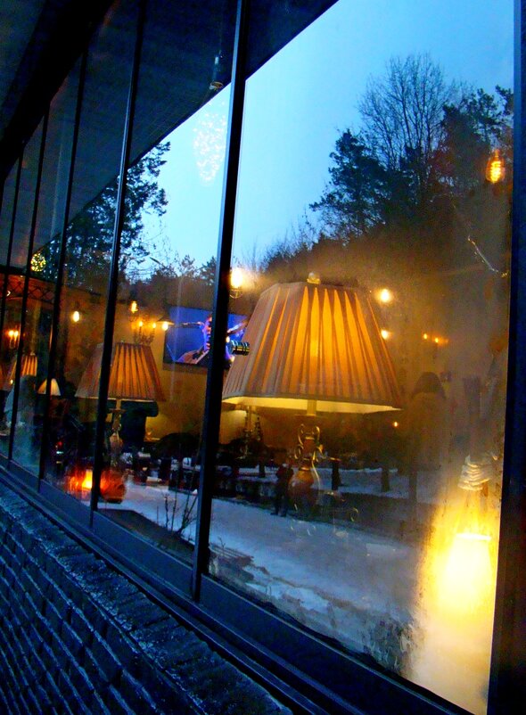 Отражение закатное в окне вечернего кафе - Евгений 