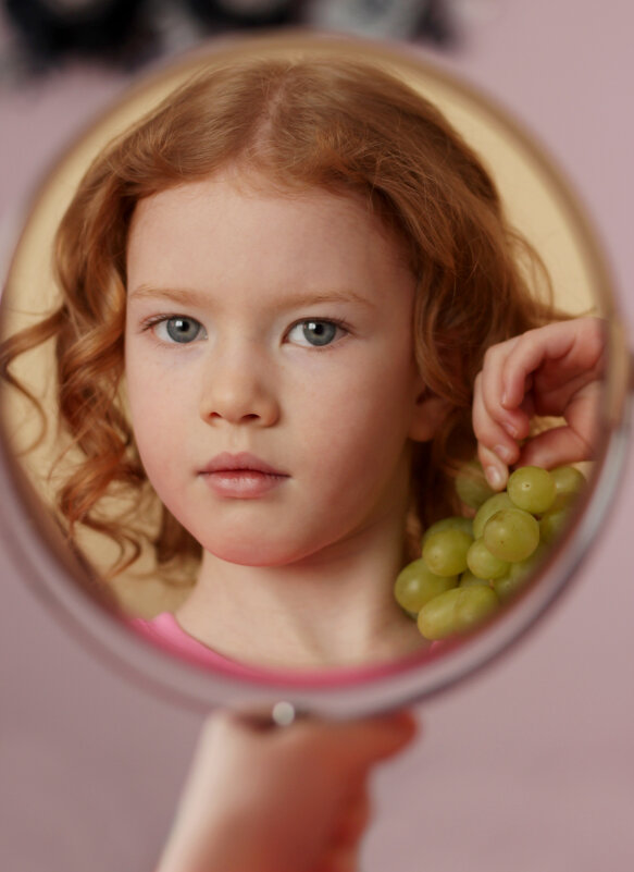 Портрет девочки с фруктами и зеркалом - Наталья Преснякова