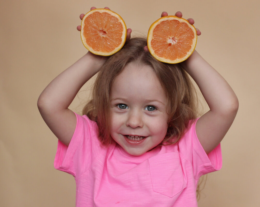 Портрет ребенка с фруктами - Наталья Преснякова