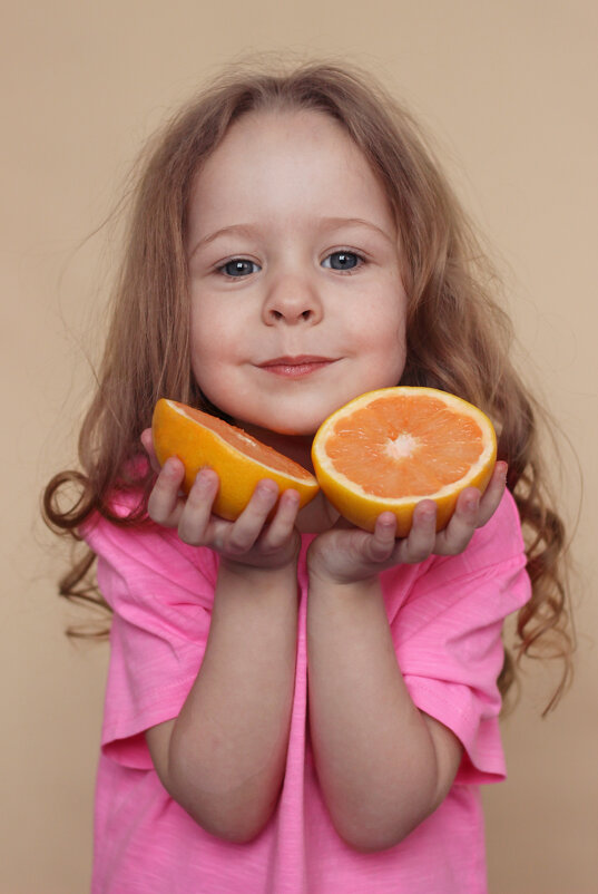 Портрет девочки с фруктами - Наталья Преснякова