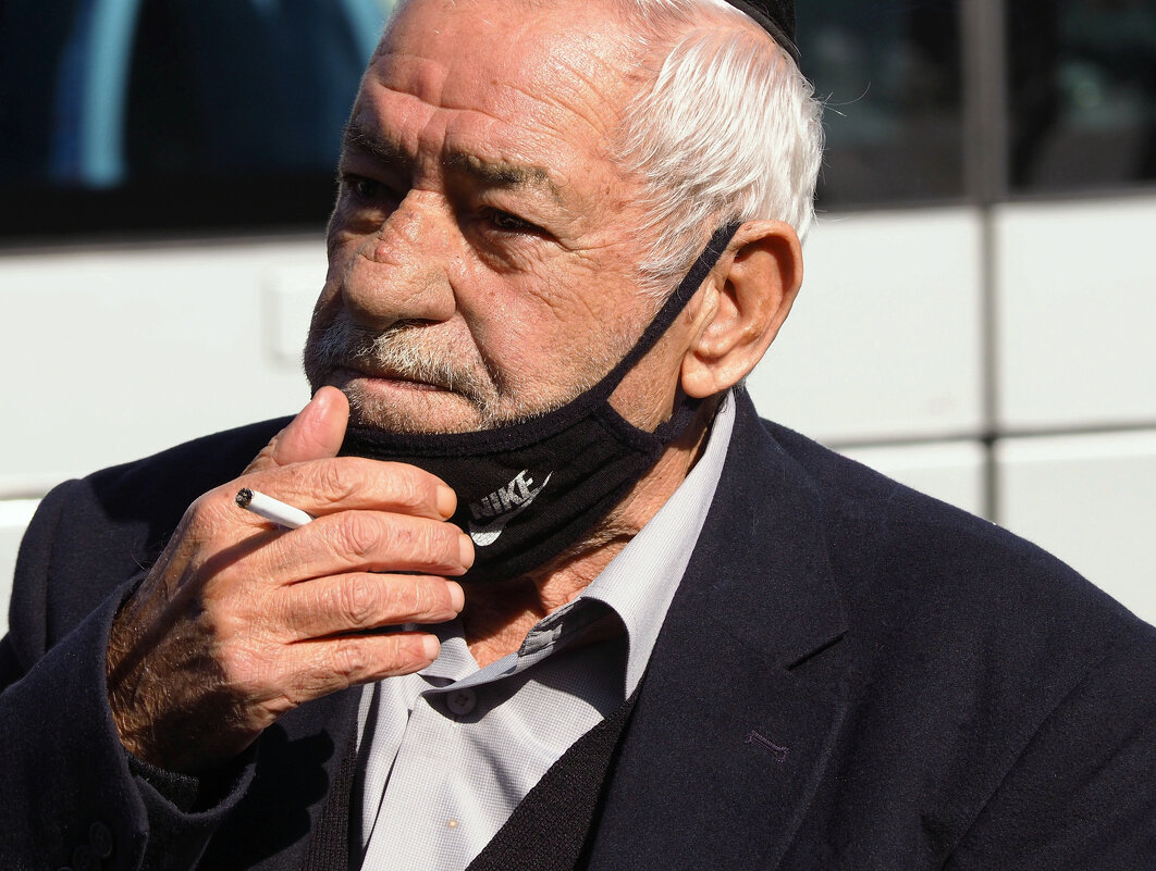 Портрет пожилого мужчины с сигаретой. - Alla Shapochnik