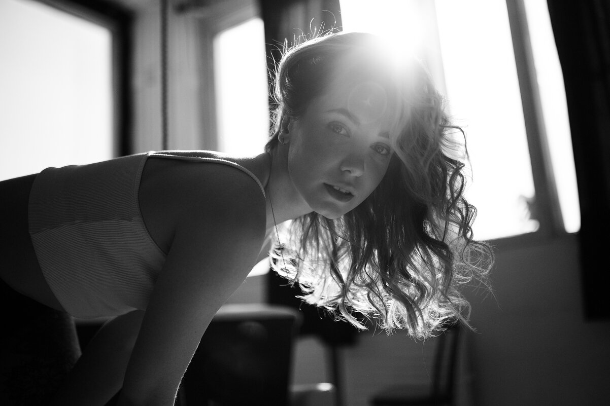Портрет девушки в белом топе в контровом солнечном свете - Lenar Abdrakhmanov