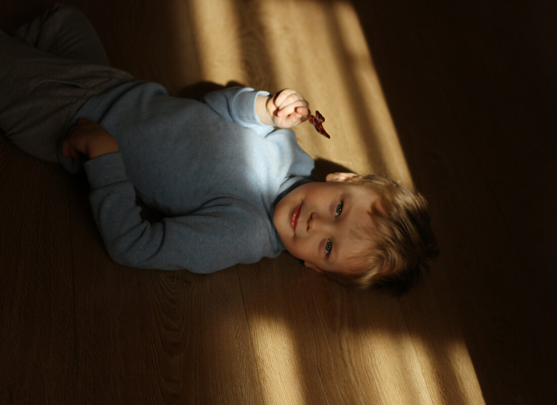 Портрет мальчика на полу с естественным светом - Наталья Преснякова