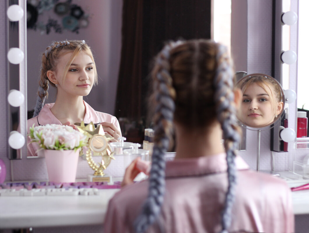 Портрет девушки перед зеркалом - Наталья Преснякова
