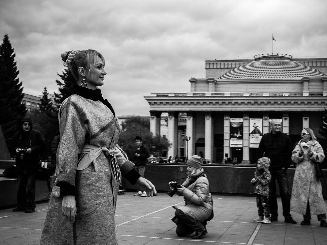 Показ коллекции Ольги Бузыцкой (сентябрь 2020, Новосибирск, площадь Ленина) - Елена Берсенёва