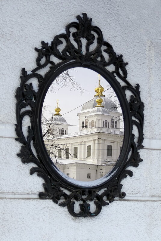 На Первомайском бульваре Ярославля, отражения в зеркале уличного кафе - Николай Белавин