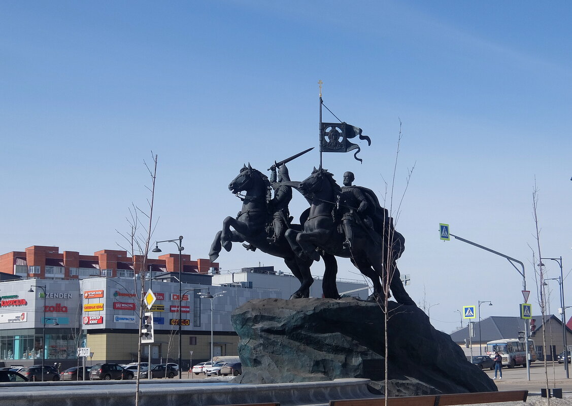 Памятник великим князьям Дмитрию Донскому и Владимиру Храброму основателю Серпухова. - Люба 