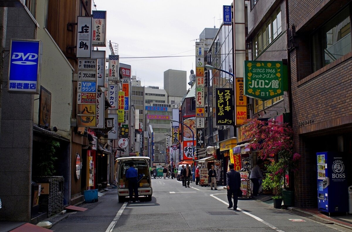Улочка в Токио - Михаил Рогожин