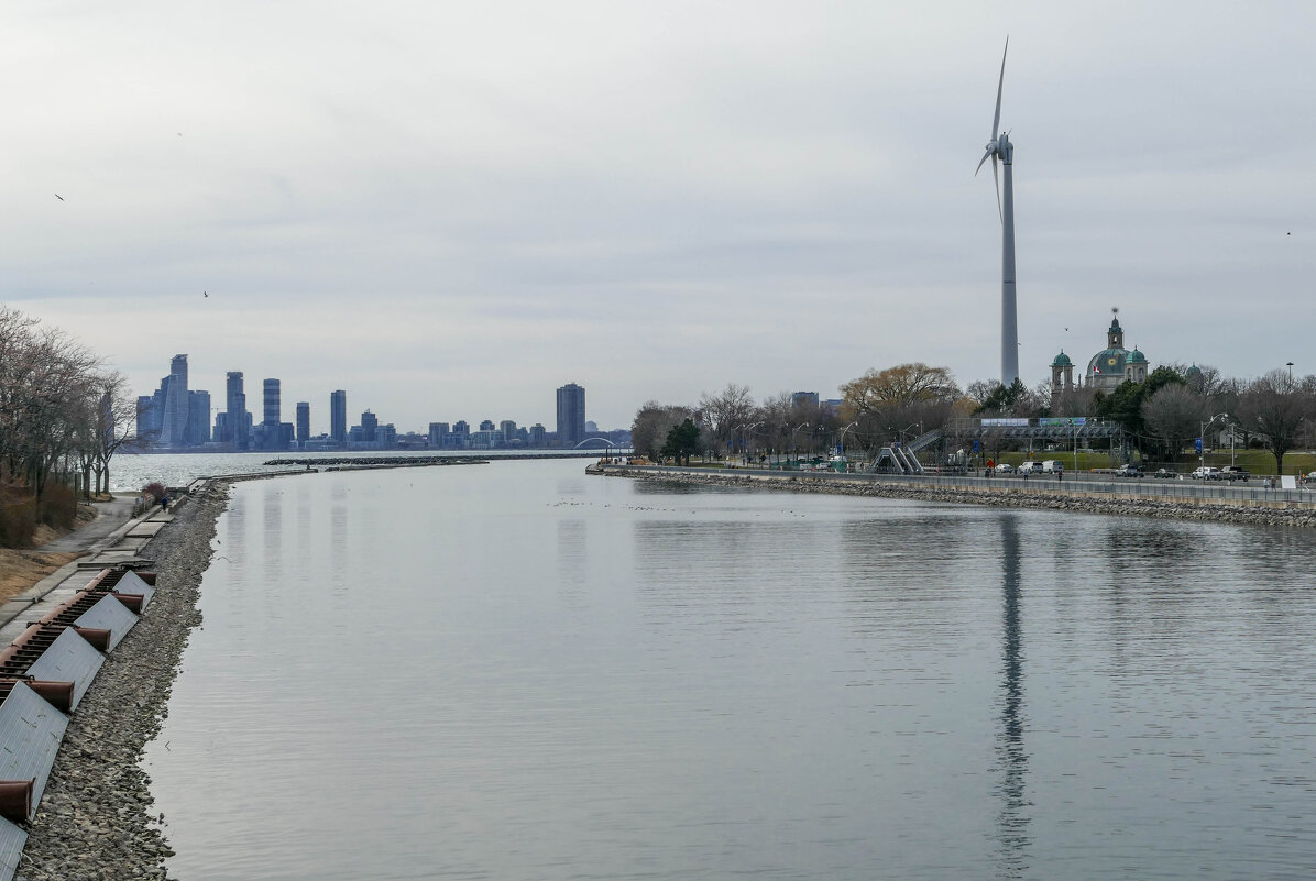 Ветряная турбина и бывшее правительственное здание. Торонто - Юрий Поляков