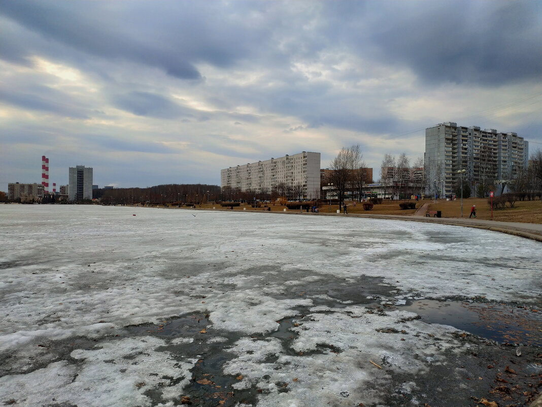 Лед на пруду, по которому уже не ходят - Андрей Лукьянов