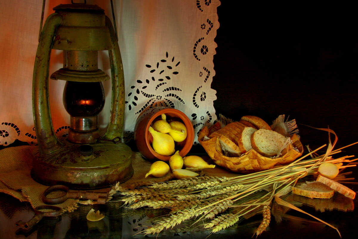 Натюрморт с хлебом и луком - Нэля Лысенко