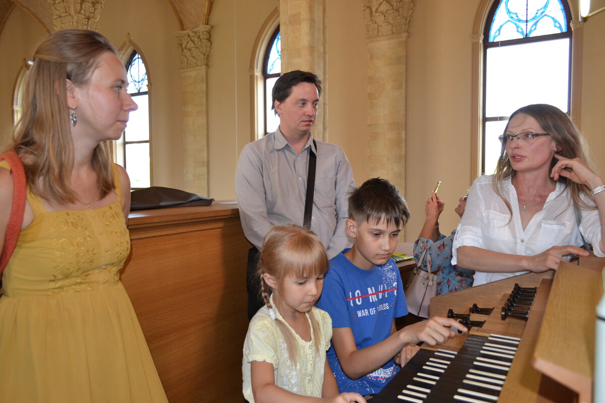 Дети пробуют играть на органе... - Андрей Хлопонин