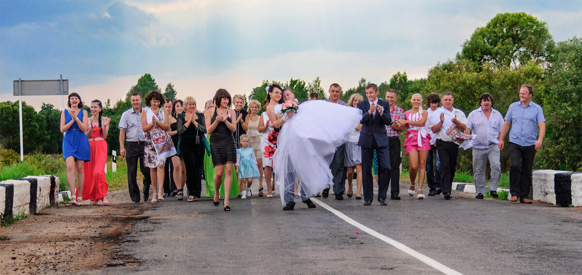 Интересно, кто придумал обряд переноса невесты на руках через мост? - Анатолий Клепешнёв