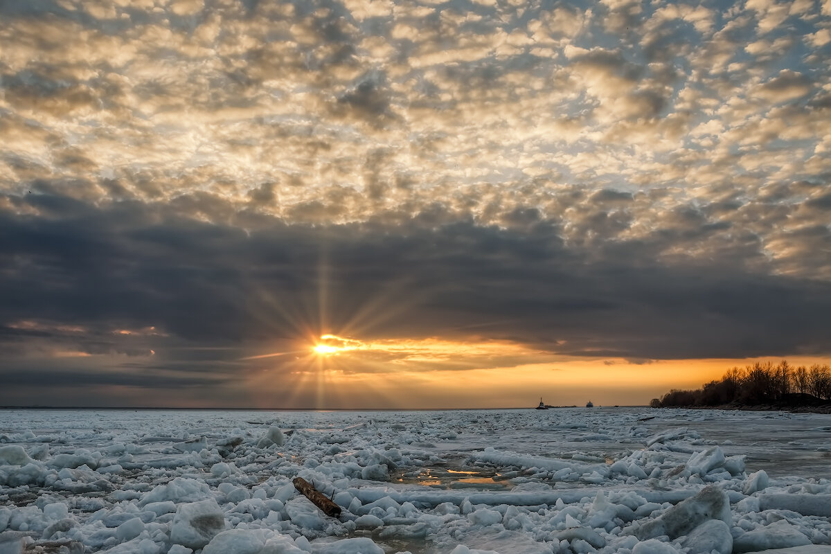 Хорошая погода лед светит солнце финский залив