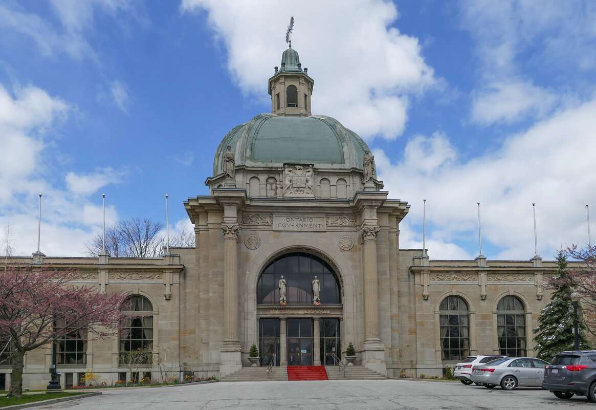 Центральный вход в бывшее правительственное здание (1926 г.), Торонто - Юрий Поляков