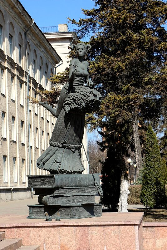 Скульптура студентки при входе в Курскую СХА им. И.И. Иванова - Надежд@ Шавенкова