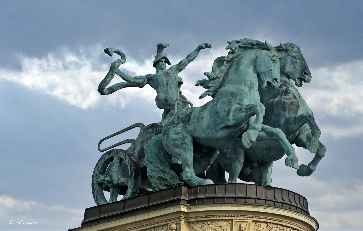 Скульптурное венчание арки королей на площади Героев. Будапешт - Татьяна Ларионова